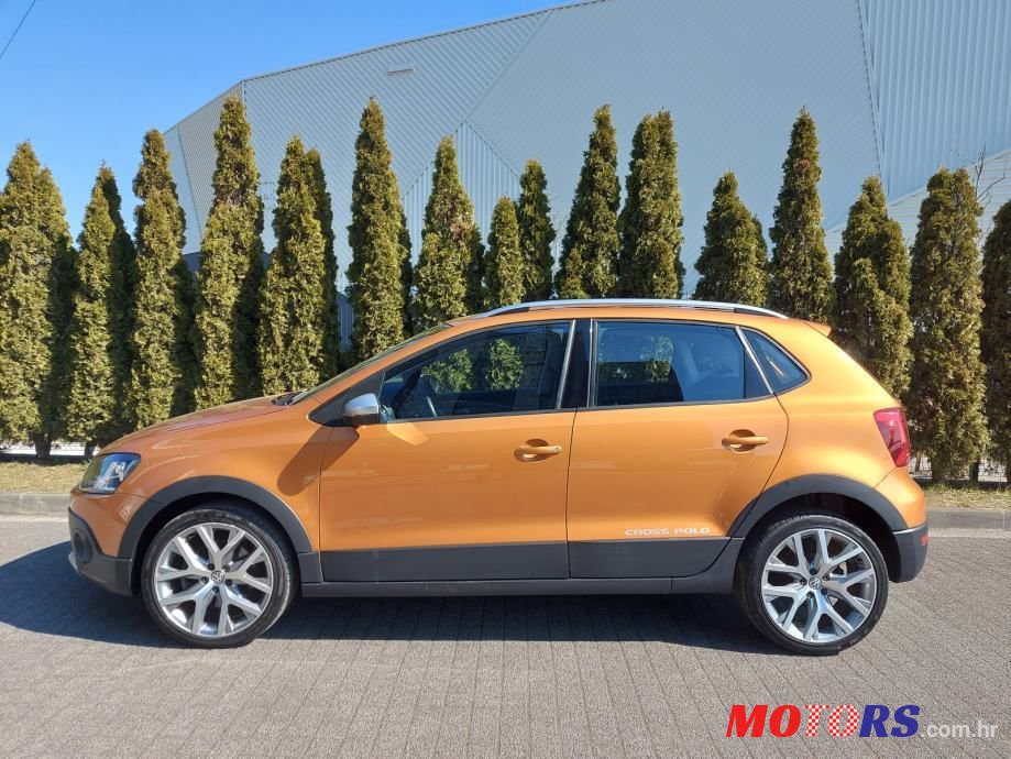 2015' Volkswagen Polo Cross Tsi photo #4
