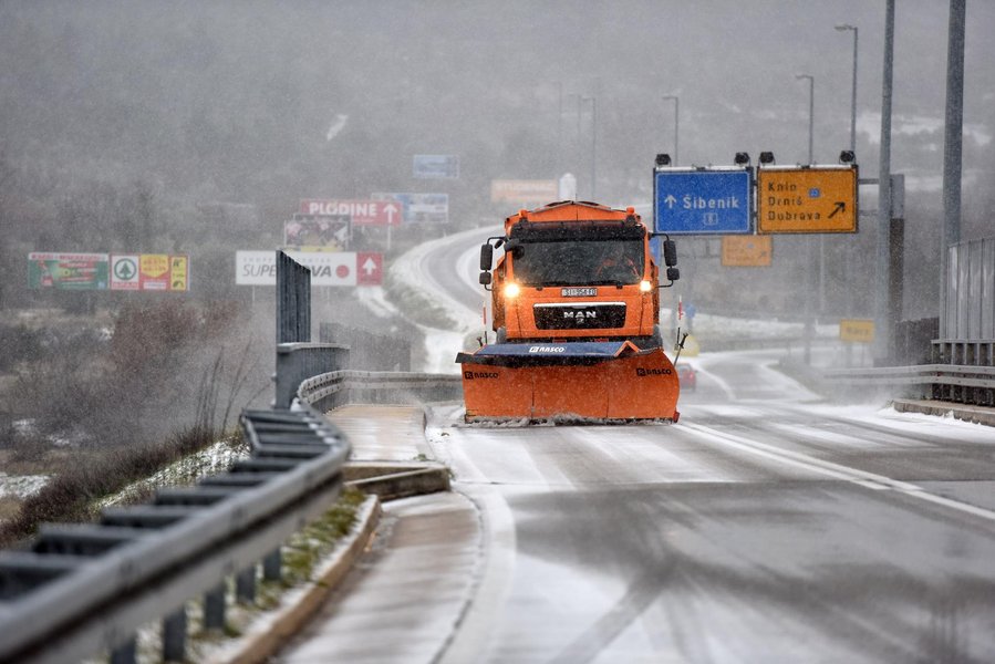 Olujni vjetar i snijeg stvaraju probleme: zabijelila se i Dalmacija, obvezna zimska oprema
