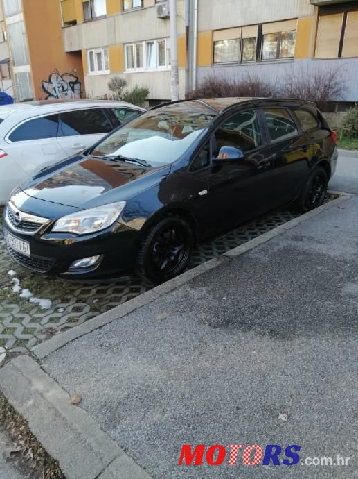 2011' Opel Astra Karavan photo #5