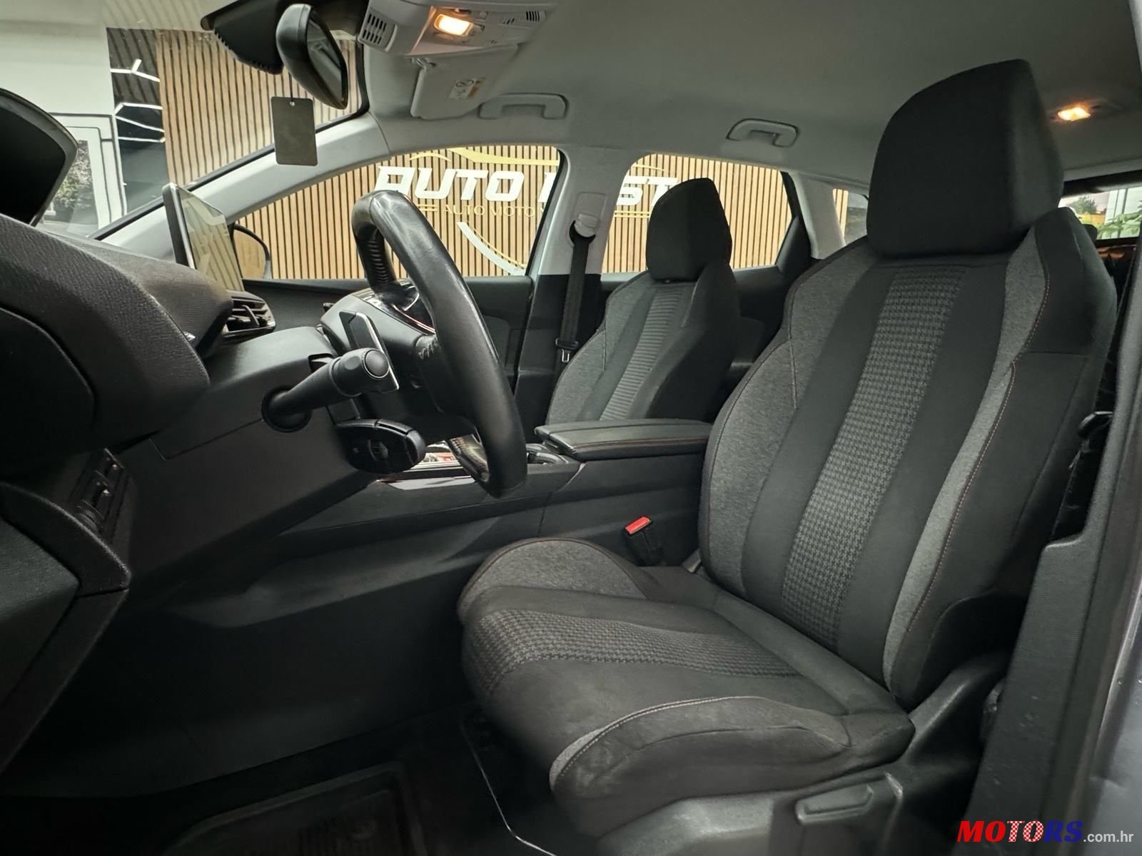 2020' Peugeot 3008 1,5 Bluehdi photo #6