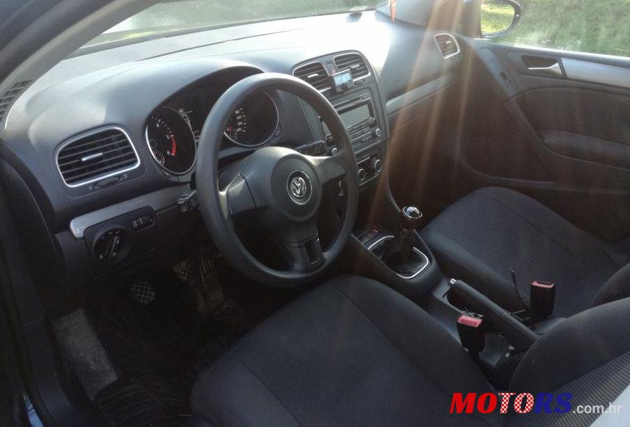 2010' Volkswagen Golf VI 1,6 Tdi photo #2