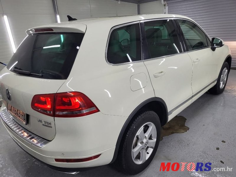 2011' Volkswagen Touareg photo #3