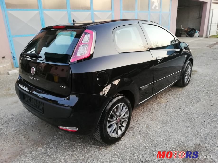 2011' Fiat Punto Evo photo #3