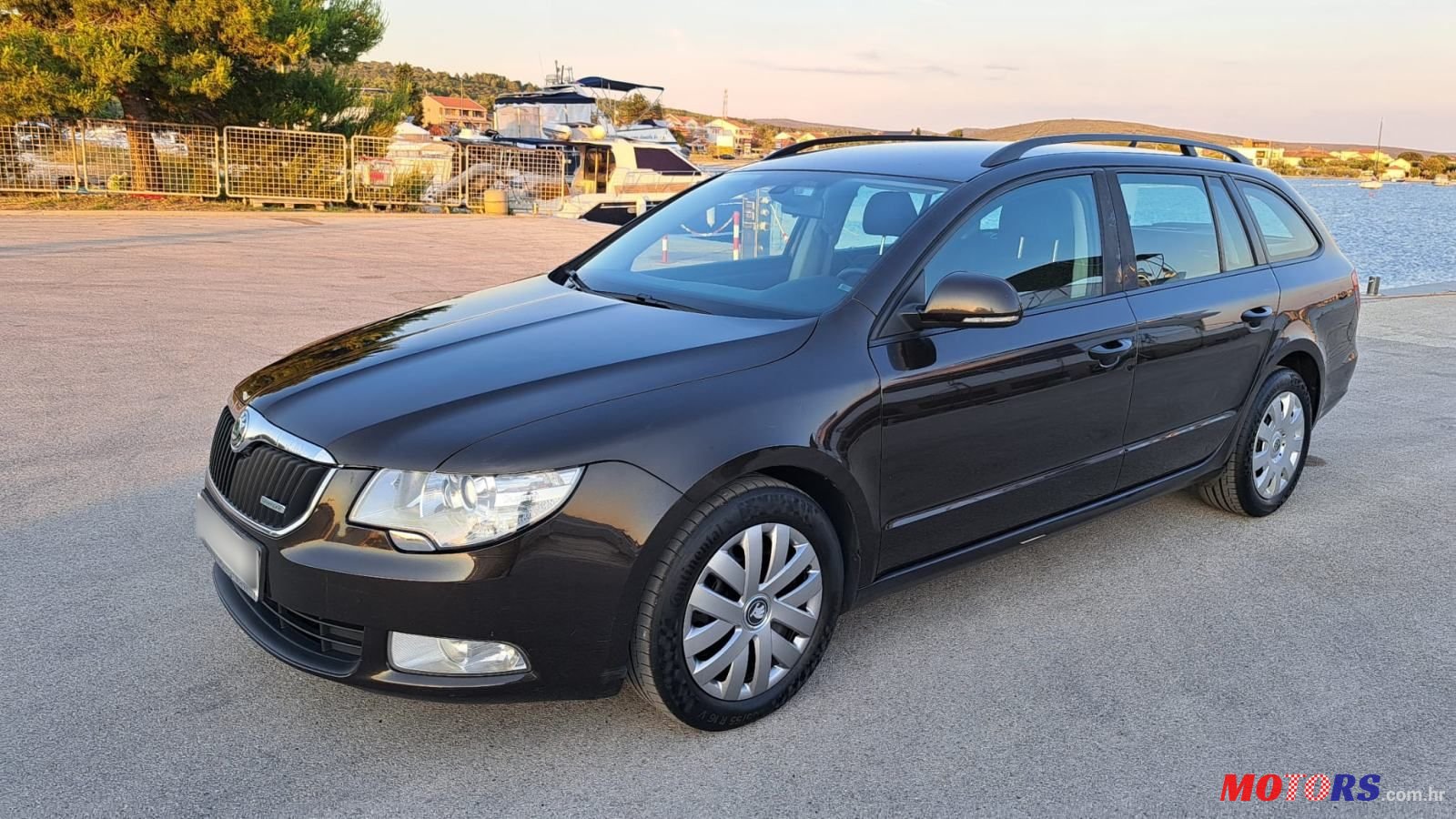 2013' Skoda Superb Combi photo #1
