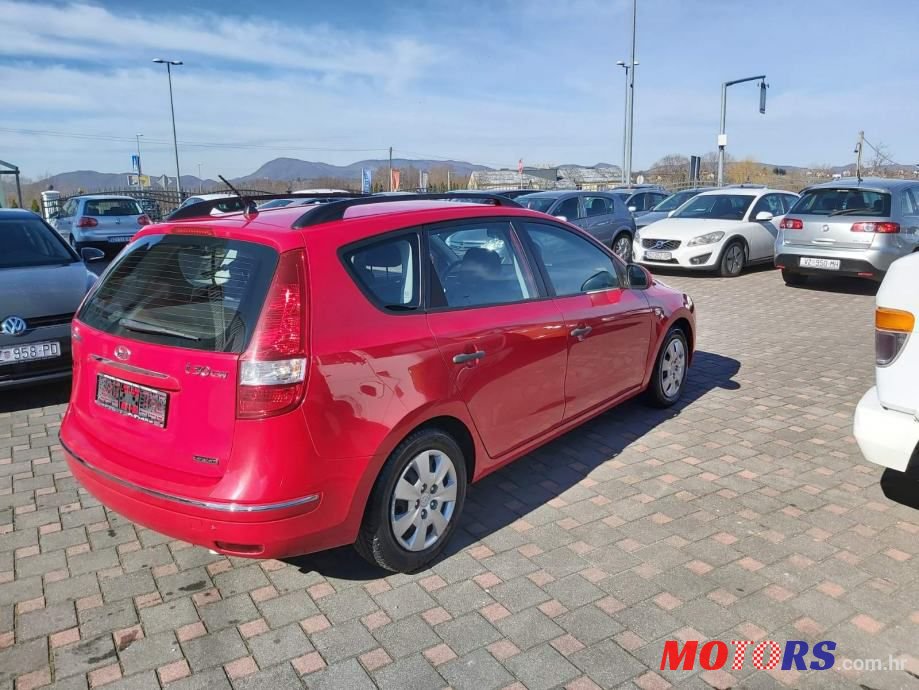 2010' Hyundai i30 Cw photo #3