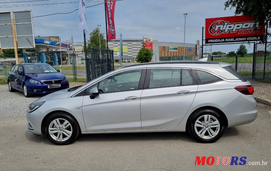 2017' Opel Astra Karavan photo #2