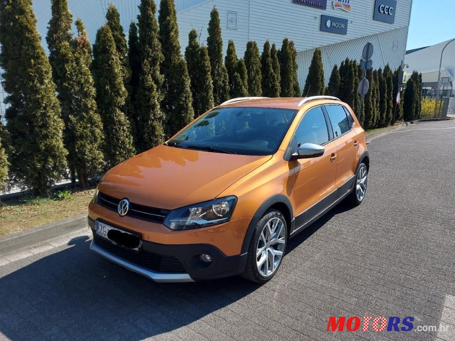 2015' Volkswagen Polo Cross Tsi photo #2