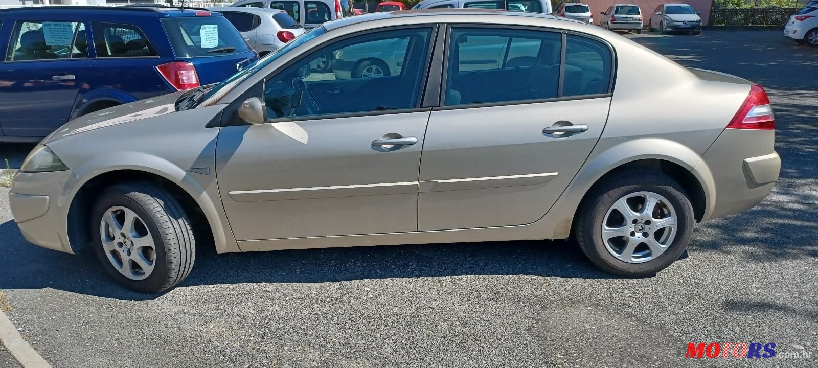 2010' Renault Megane Sedan photo #2