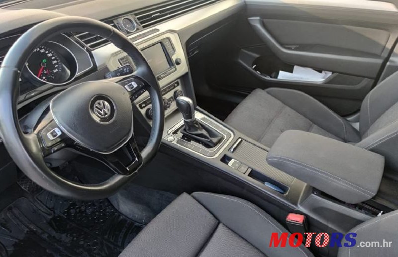 2017' Volkswagen Passat photo #6