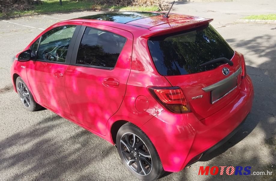 2015' Toyota Yaris Hybrid photo #4