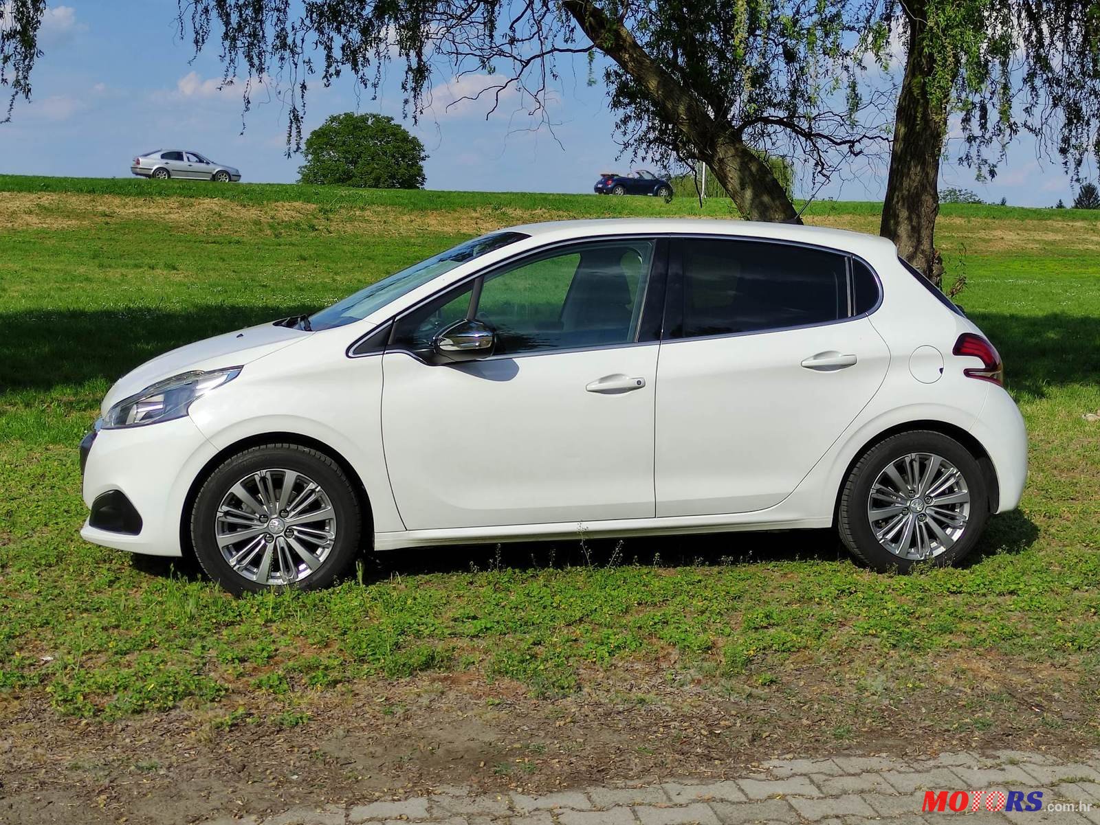 2015' Peugeot 208 1.2 Puretech 110 Allure photo #2