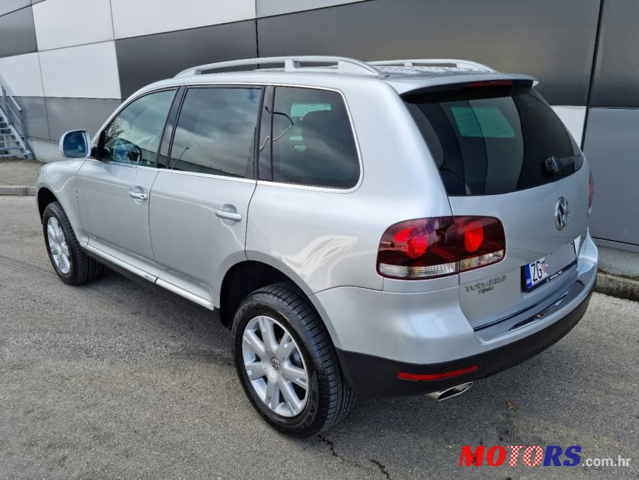 2009' Volkswagen Touareg photo #5