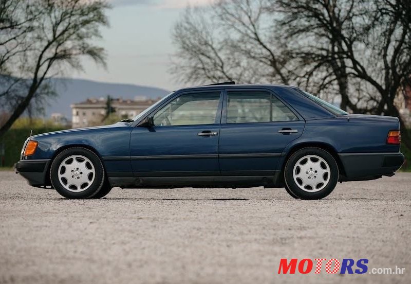 1987' Mercedes-Benz 124 260 photo #6
