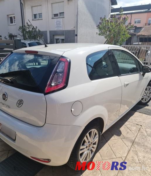 2014' Fiat Punto photo #2