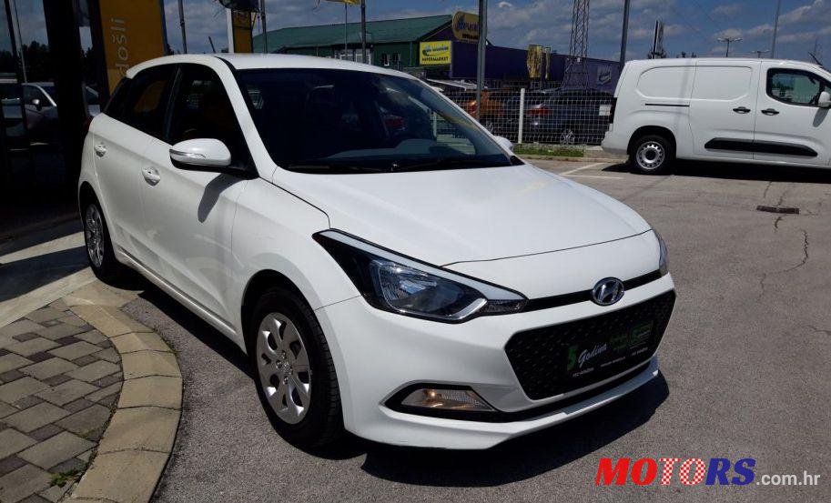 2015' Hyundai i20 1.1 Crdi Classic photo #2
