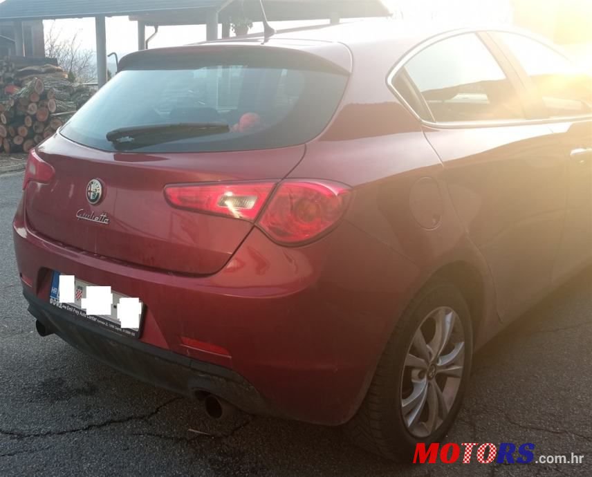 2011' Alfa Romeo Giulietta photo #2