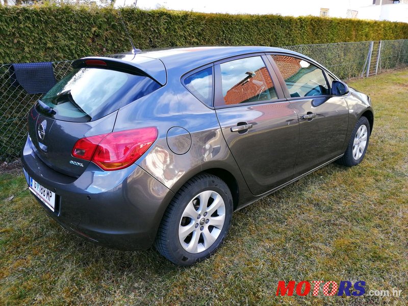2011' Opel Astra J photo #1