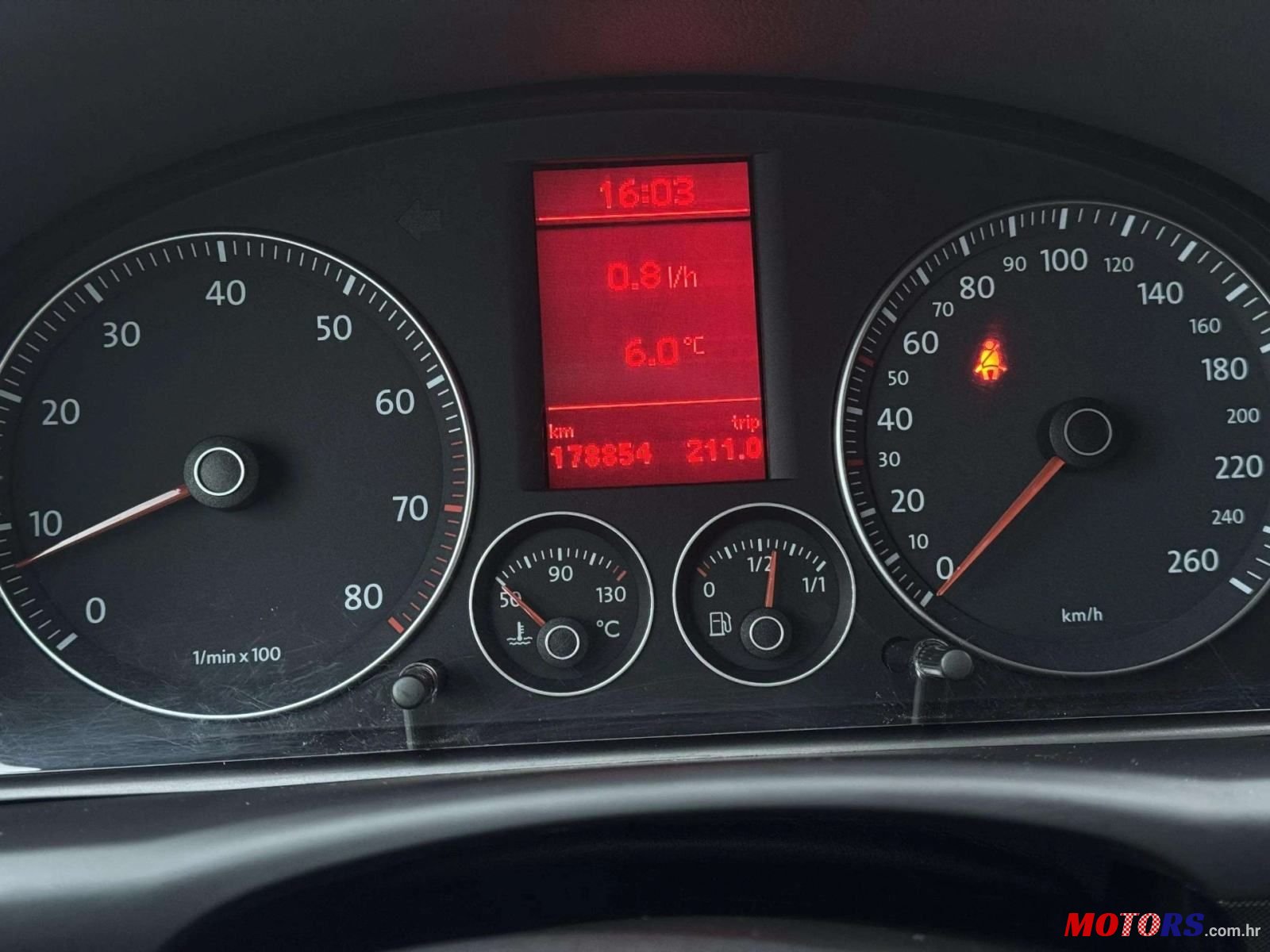 2010' Volkswagen Touran photo #5