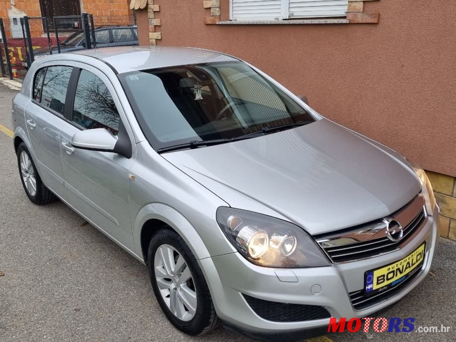 2009' Opel Astra Sport photo #2