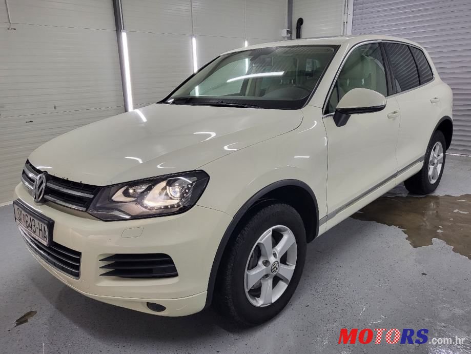2011' Volkswagen Touareg photo #1