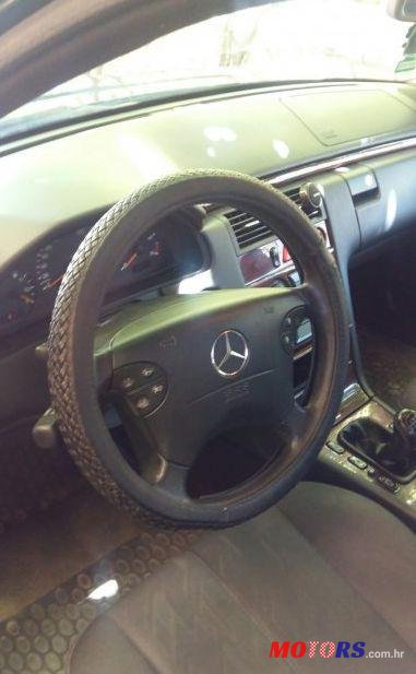 2001' Mercedes-Benz E-Klasa 220 Classic photo #3