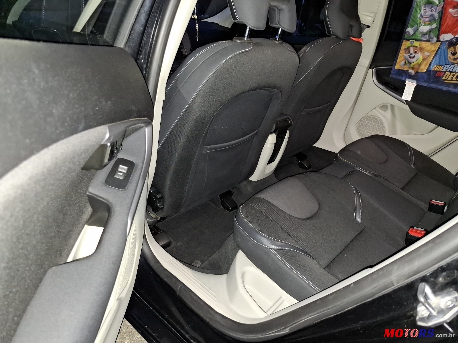 2015' Volvo V40 D2 photo #6