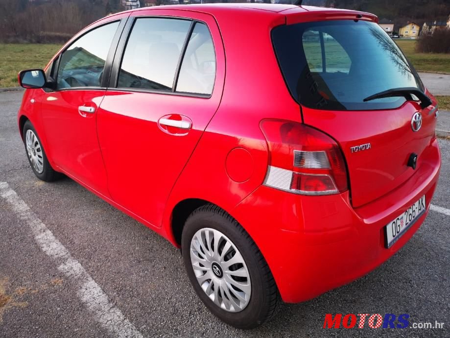 2011' Toyota Yaris photo #3