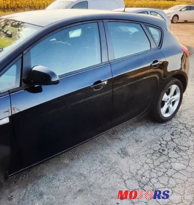 2010' Opel Astra photo #1