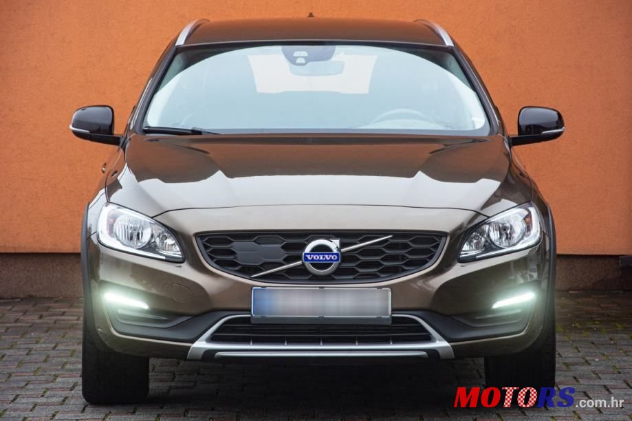 2018' Volvo V60 Cross Country D3 photo #2
