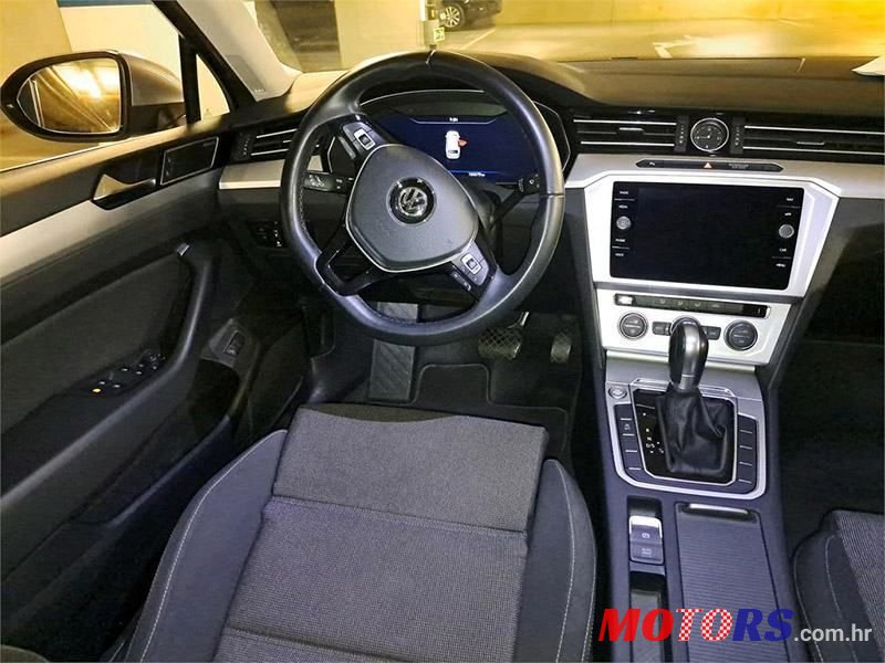 2018' Volkswagen Passat Variant photo #2