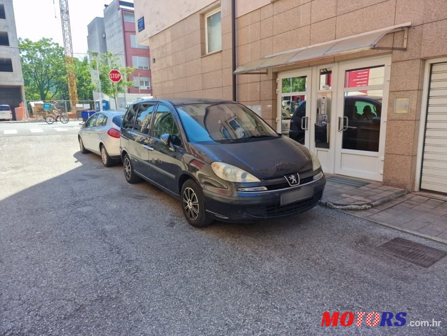 2004' Peugeot 807 St 2,2 Hdi photo #1