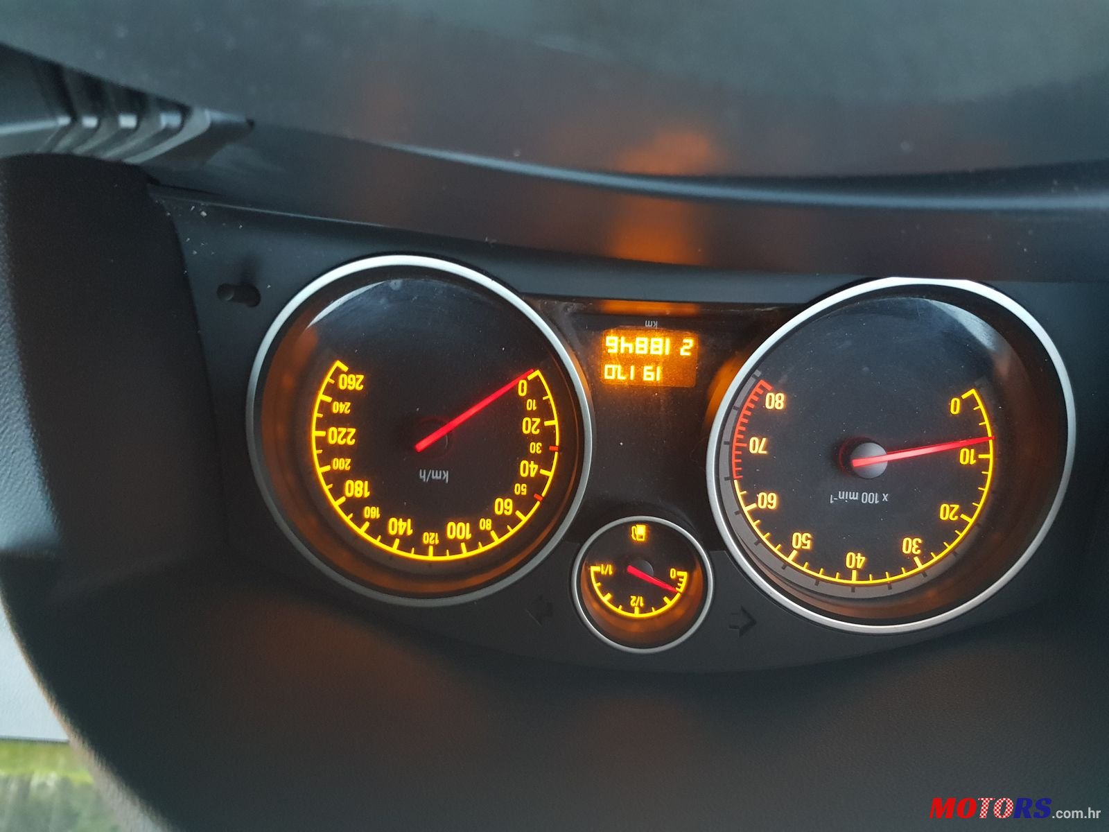 2010' Opel Astra photo #1