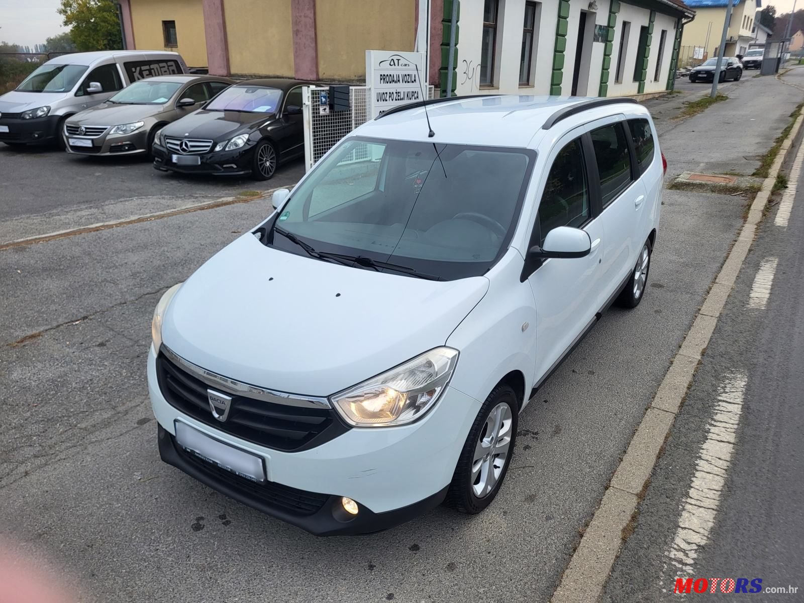 2013' Dacia Lodgy photo #3