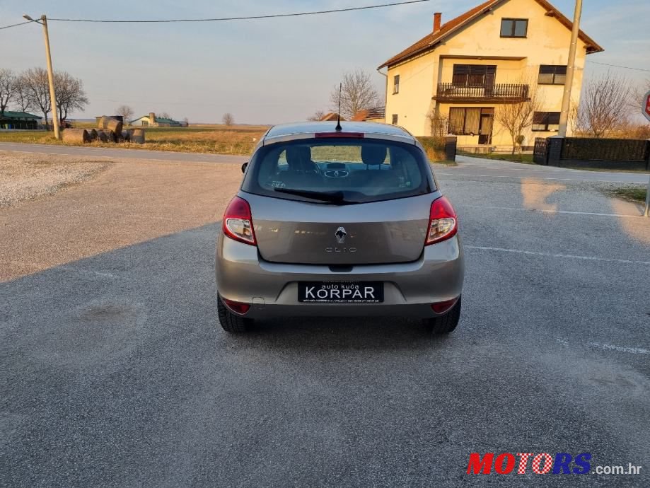 2011' Renault Clio photo #6