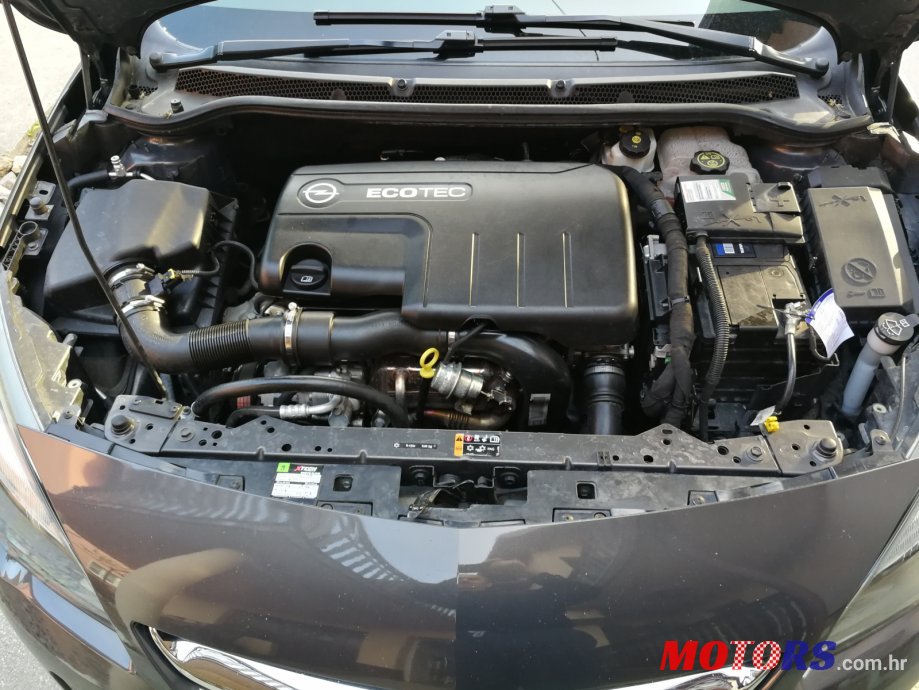 2013' Opel Astra J photo #7