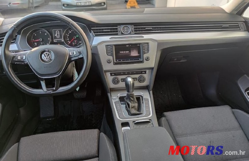 2017' Volkswagen Passat photo #5