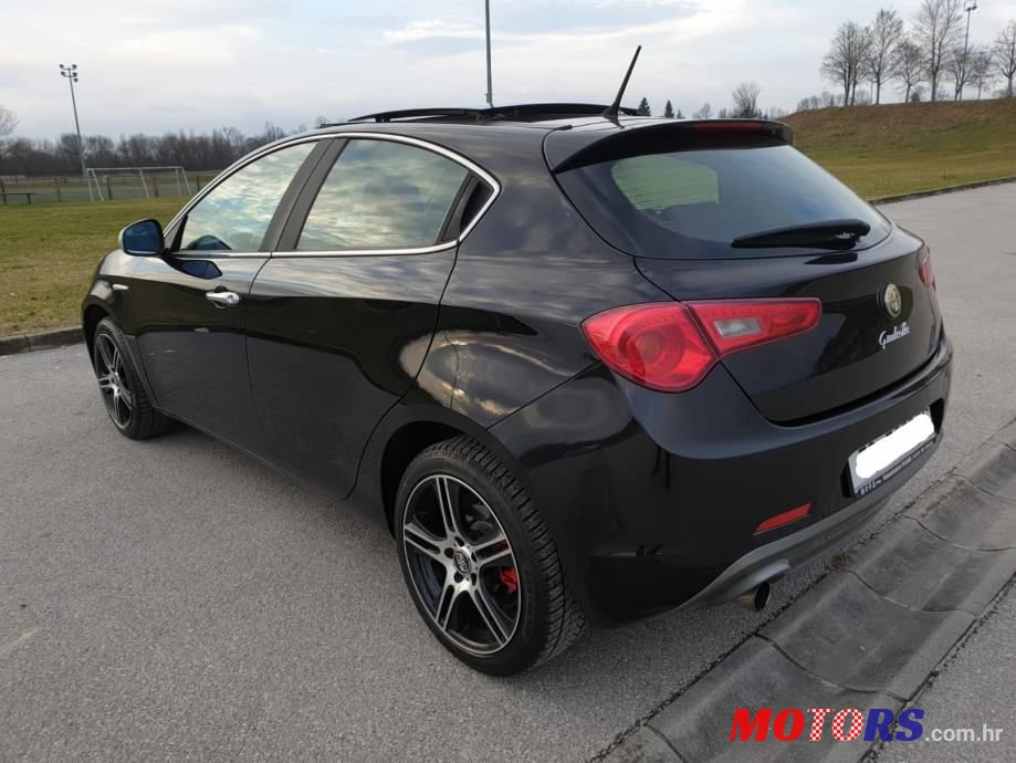 2011' Alfa Romeo Giulietta photo #3