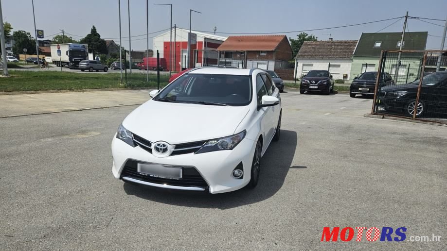 2015' Toyota Auris Karavan photo #2