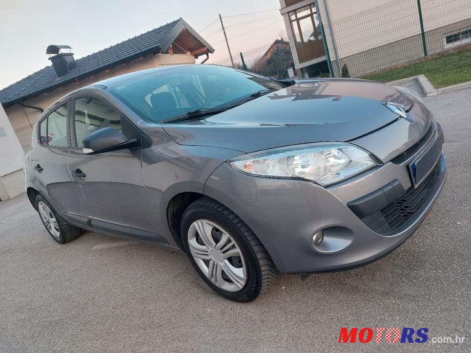 2011' Renault Megane photo #2