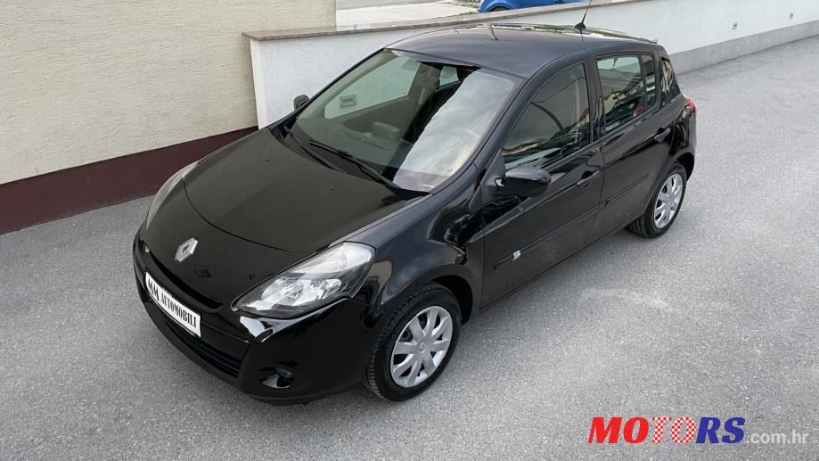 2011' Renault Clio photo #2