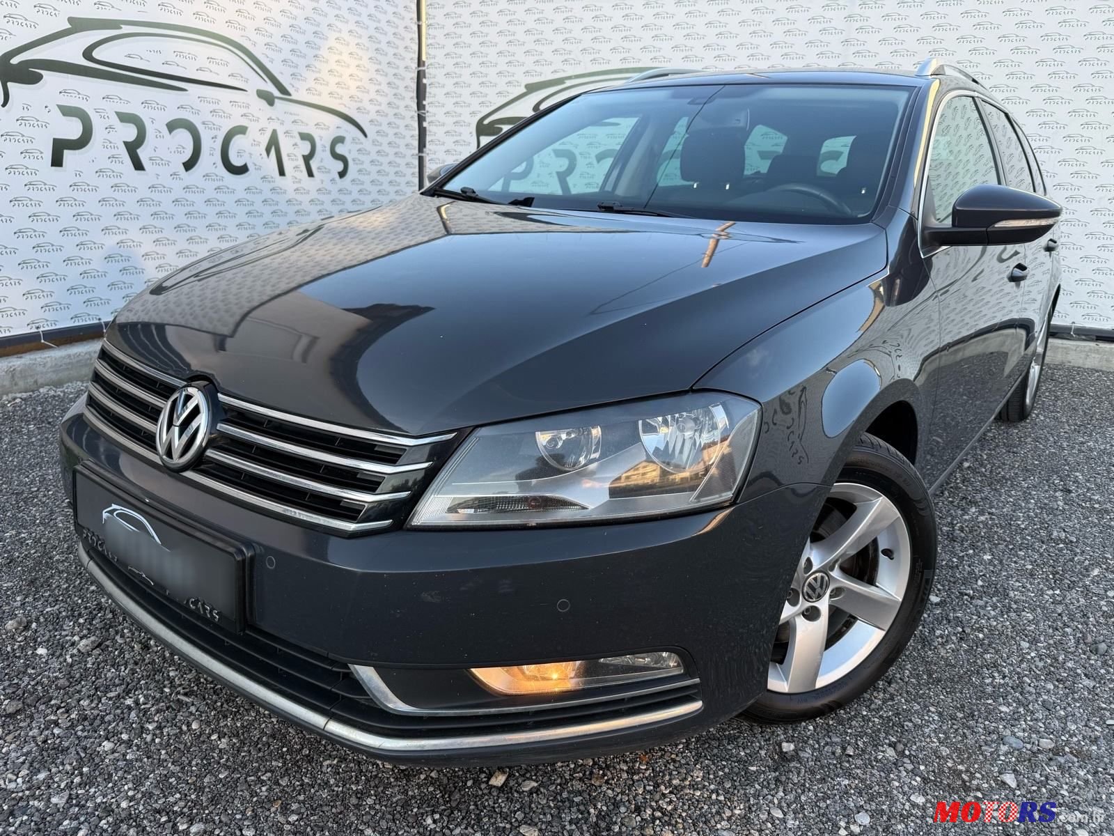 2011' Volkswagen Passat Variant photo #2