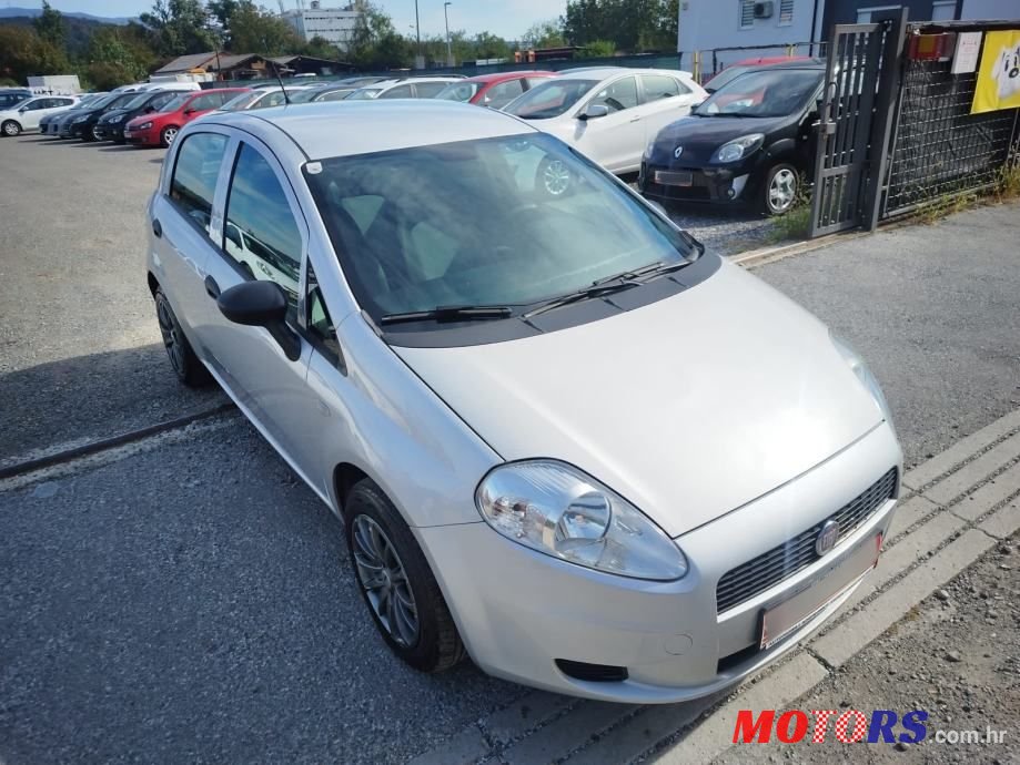 2012' Fiat Punto photo #2