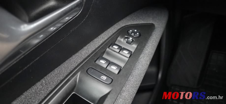 2017' Peugeot 3008 1,2 photo #6