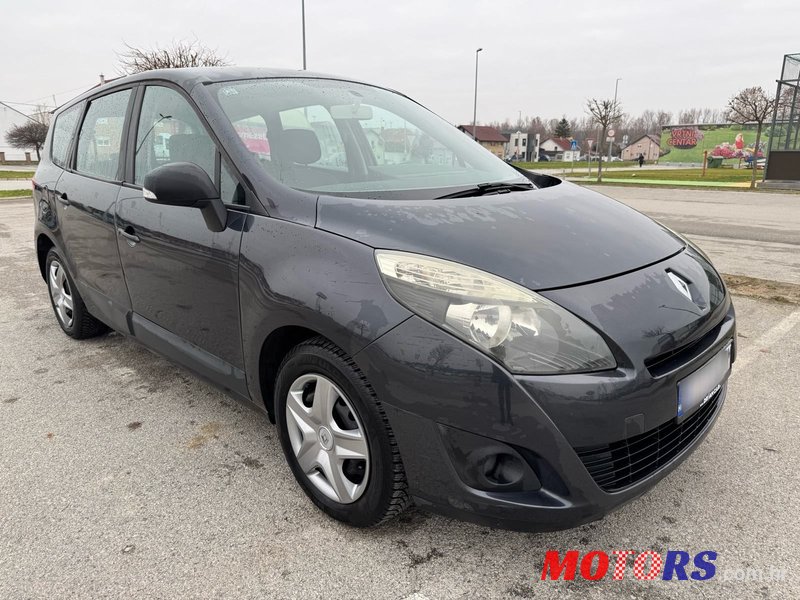 2011' Renault Megane Scenic 1.5Dci photo #2