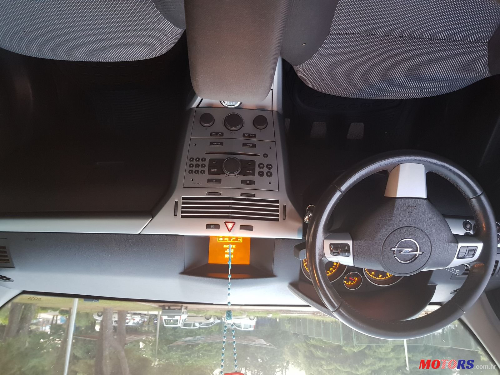 2010' Opel Astra photo #2