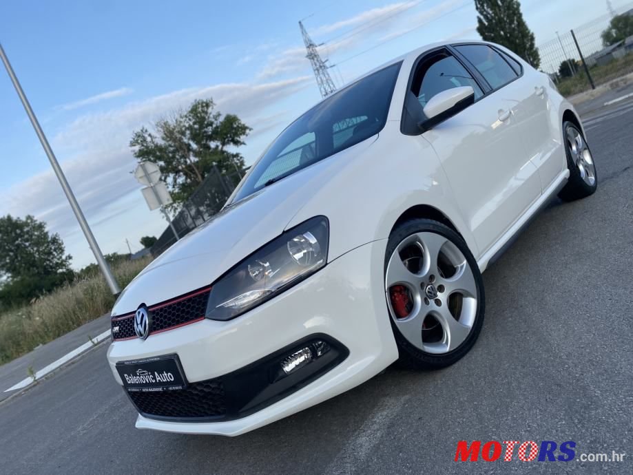 2011' Volkswagen Polo photo #4