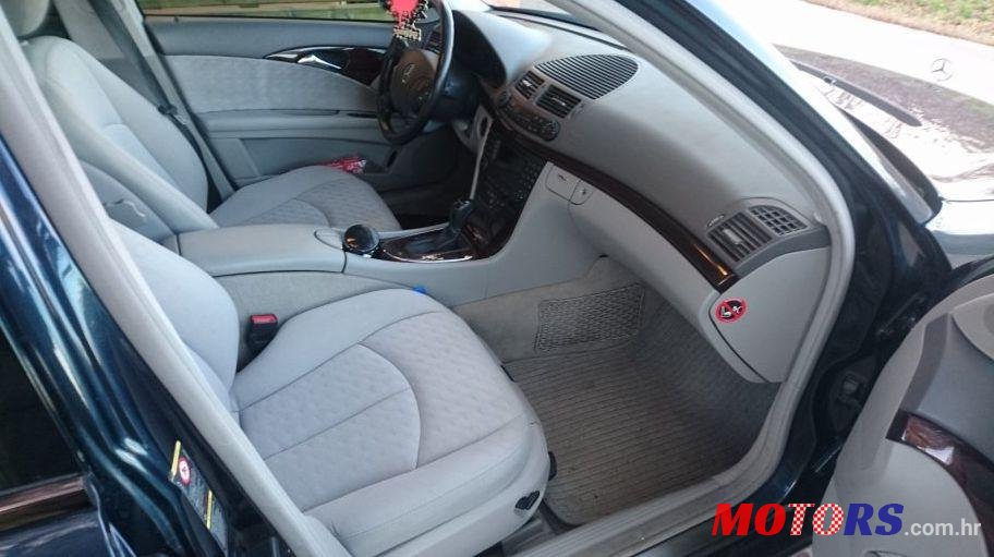 2003' Mercedes-Benz E-Class 220 Cdi photo #2