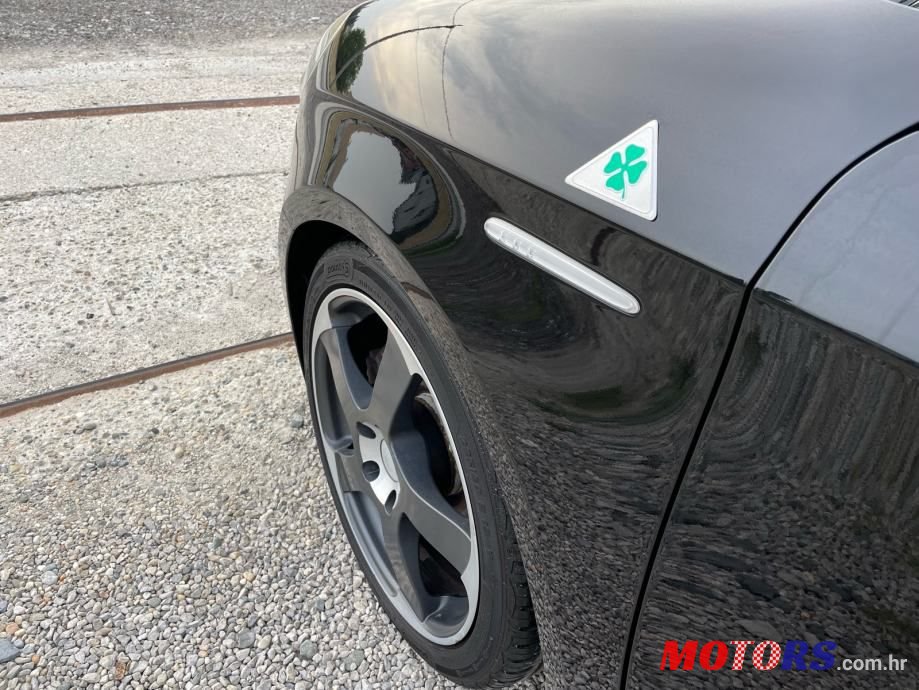 2011' Alfa Romeo Giulietta 2,0 photo #2