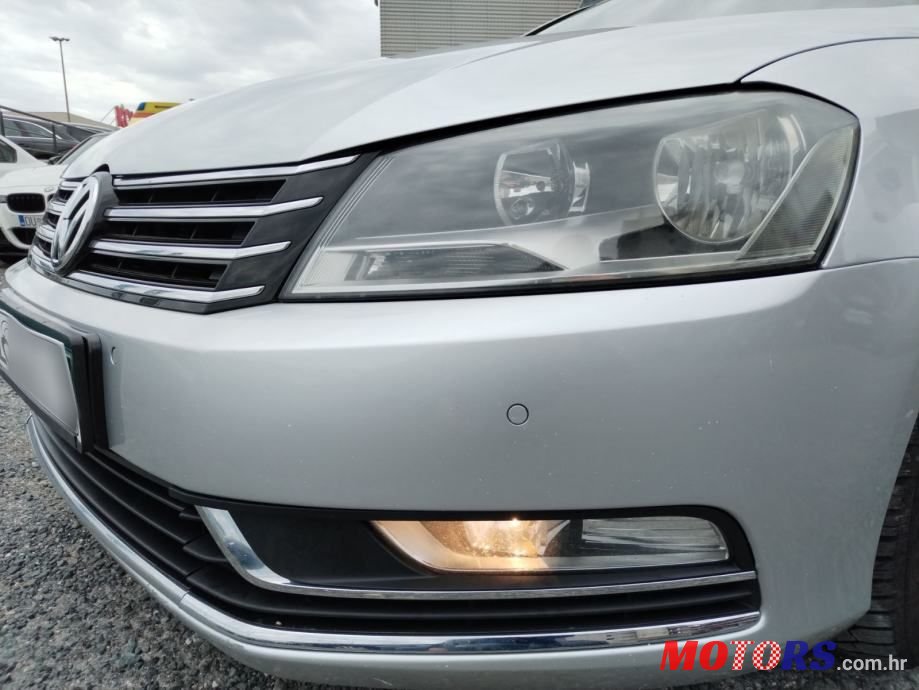 2011' Volkswagen Passat photo #5