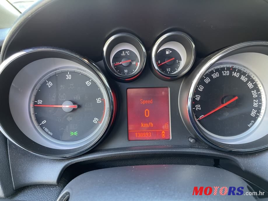 2011' Opel Astra photo #4